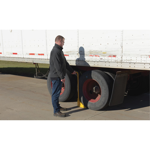 Cale de roue avec poign&eacute;e ergonomique, Acier, Jaune, 8" la x 10-3/4" p x 9-1/8" h Auto Electric Service Ltd.