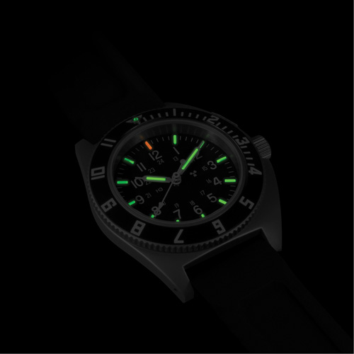 Montre Steel Navigator sur ensemble bracelet en caoutchouc noir de trois morceaux, Num&eacute;rique, &agrave; piles, 41 mm, Noir Auto Electric Service Ltd.