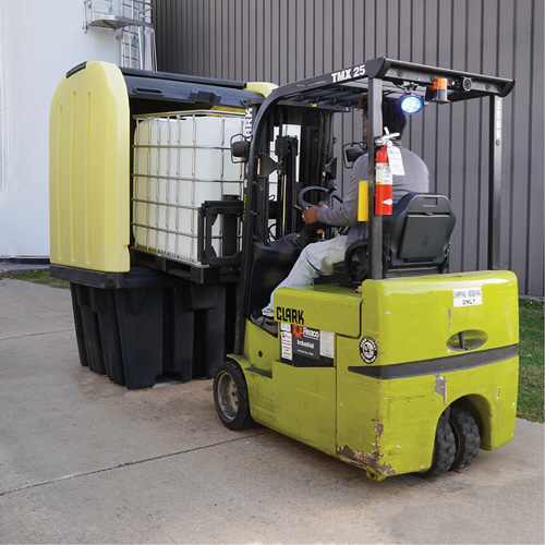 Palette anti-d&eacute;versement jaune &agrave; couvercle rigide roulant, 65" lo x 65" la x 101" h, Capacit&eacute; de charge 5000 lb Auto Electric Service Ltd.