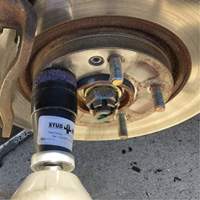 Outil de nettoyage pour moyeux, goujons et roues &agrave; entraînement par chocs STUD KLEEN Auto Electric Service Ltd.