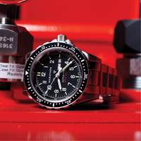 Tr&egrave;s grande montre automatique avec jour/date avec bracelet en acier inoxydable, Num&eacute;rique, &agrave; piles, 46 mm, Argent Auto Electric Service Ltd.