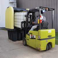 Palette anti-d&eacute;versement jaune &agrave; couvercle rigide roulant, 65" lo x 65" la x 101" h, Capacit&eacute; de charge 5000 lb Auto Electric Service Ltd.